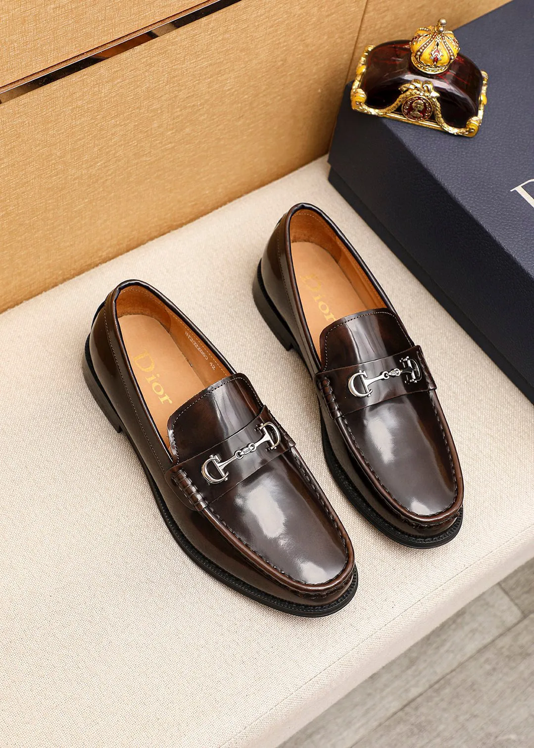 Men's shoes 💰480 💐 Product trademark: Dior "Dior" casual leather shoes Regular size: 39-44 (45🉑️customized) Product materials: Selected Italian imported first-layer open-edge beaded cowhide leather upper + luxury hardware buckle, imported water-dyed 🐂 cowhide lining. Strong three-dimensional visual effect, original outsole color: 1⃣️color optional